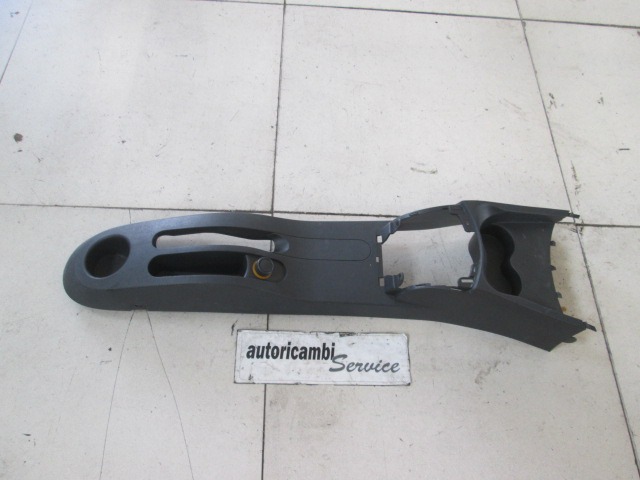 PORTE-OBJET DE TUNNEL SANS ACCOUDOIR OEM N. 8200475735 PI?CES DE VOITURE D'OCCASION RENAULT CLIO (2005 - 05/2009) DIESEL D?PLACEMENT. 15 ANN?E 2006