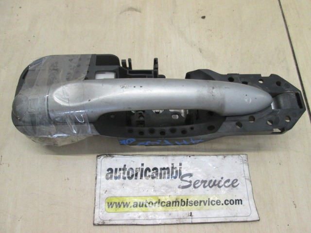 POIGNEE DE PORTE AVANT GAUCHE OEM N. 806070032R PI?CES DE VOITURE D'OCCASION RENAULT MEGANE MK3 BER/SPORTOUR/ESTATE (2009 - 2015) DIESEL D?PLACEMENT. 15 ANN?E 2010