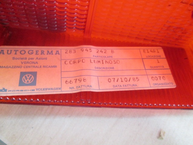 FEU ARRI?RE DROIT  OEM N. 2833945242B PI?CES DE VOITURE D'OCCASION VOLKSWAGEN LT (1975 - 1983)BENZINA D?PLACEMENT. 20 ANN?E 1975