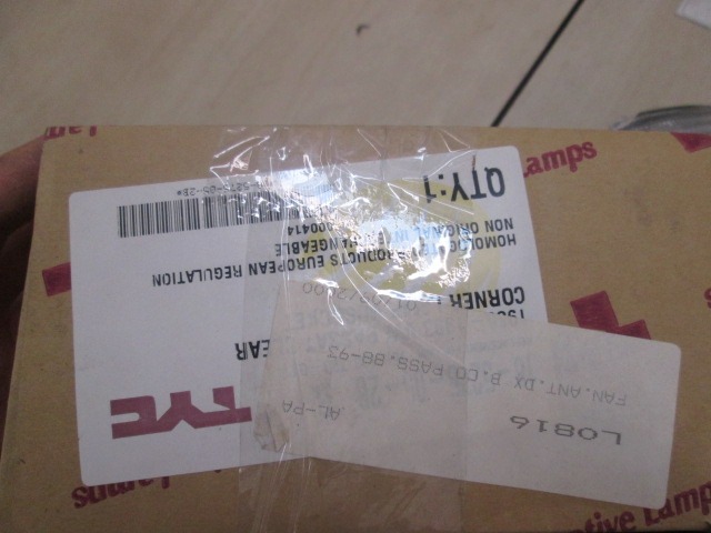 FEU CLIGNOTANT SUPPL?MENTAIRE OEM N. 357953050A PI?CES DE VOITURE D'OCCASION VOLKSWAGEN PASSAT B3 B4 3A 35I BER/SW (04/1988 - 07/1993) DIESEL D?PLACEMENT. 19 ANN?E 1988