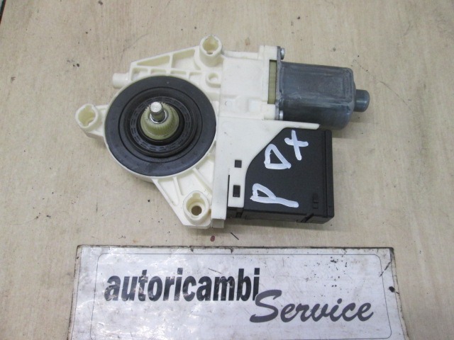 MOTEUR DE VITRE DE PORTE ARRI?RE OEM N. 827306548R PI?CES DE VOITURE D'OCCASION RENAULT MEGANE MK3 BER/SPORTOUR/ESTATE (2009 - 2015) DIESEL D?PLACEMENT. 15 ANN?E 2010