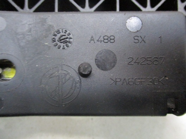 POIGNEE DE PORTE AVANT GAUCHE OEM N. 735570106 PI?CES DE VOITURE D'OCCASION FIAT BRAVO 198 (02/2007 - 01/2011) DIESEL D?PLACEMENT. 16 ANN?E 2009