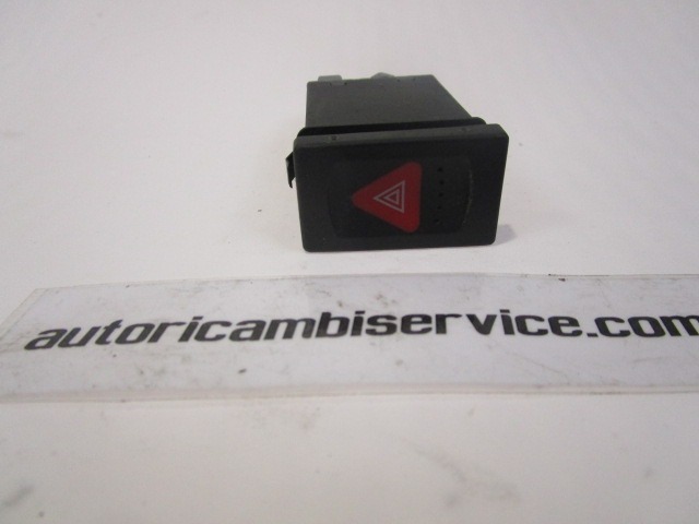 INTERRUPT.FEUX D?TRESSE/VERROUIL.CENTRAL OEM N. 3B0953235D PI?CES DE VOITURE D'OCCASION VOLKSWAGEN PASSAT B5 3BG BER/SW (11/2000 - 2005) DIESEL D?PLACEMENT. 25 ANN?E 2004