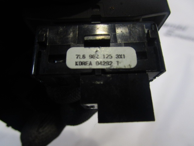 INTERRUPTEURS DIVERS OEM N. 7L6962125 PI?CES DE VOITURE D'OCCASION VOLKSWAGEN TOUAREG (2002 - 2007)DIESEL D?PLACEMENT. 25 ANN?E 2005