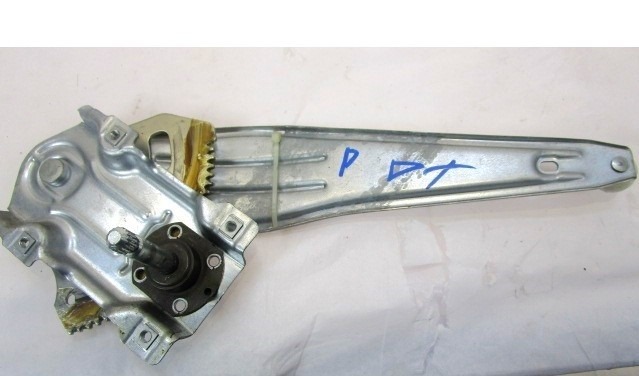 SYST?ME DE L?VE-VITRE ARRI?RE MANUEL OEM N. 69830-02110 PI?CES DE VOITURE D'OCCASION TOYOTA COROLLA E120/E130 (2000 - 2006) DIESEL D?PLACEMENT. 14 ANN?E 2006