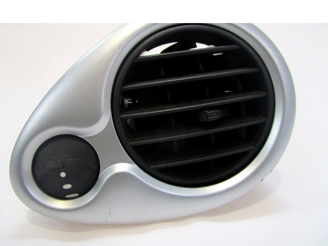 GRILLE DE SORTIE D'AIR OEM N. D6246262 PI?CES DE VOITURE D'OCCASION RENAULT CLIO (05/2009 - 2013) BENZINA D?PLACEMENT. 12 ANN?E 2012