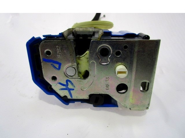 SERRURE CENTRALE PORTE ARRI?RE GAUCHE OEM N. 51930024 PI?CES DE VOITURE D'OCCASION FIAT 500 L CINQUECENTO L (2012 IN POI) DIESEL D?PLACEMENT. 16 ANN?E 2014