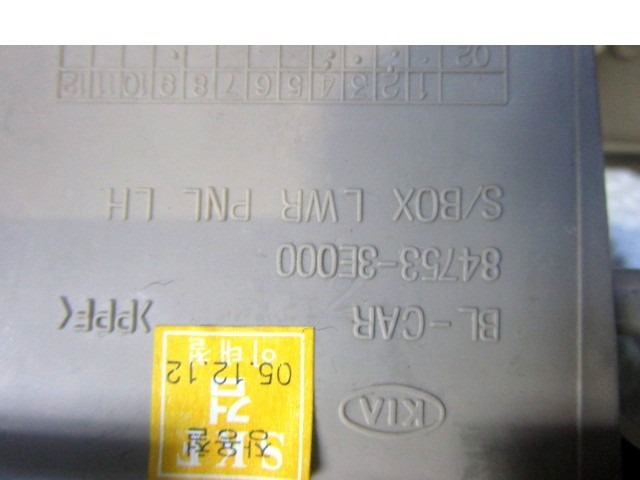 PI?CES ACCOL?E.PLANCHE BORD, PARTIE INF. OEM N. 84735-3E000 PI?CES DE VOITURE D'OCCASION KIA SORENTO (2002 - 2009) DIESEL D?PLACEMENT. 25 ANN?E 2006