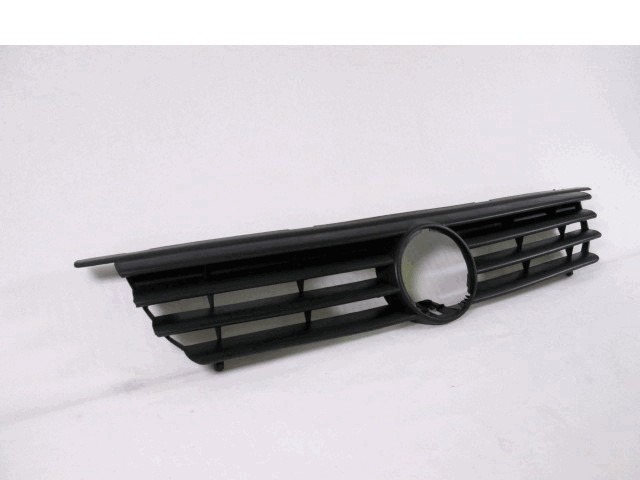 CALANDRE / GRILLE AVANT . OEM N. 924510 PI?CES DE VOITURE D'OCCASION VOLKSWAGEN POLO (11/1994 - 01/2000)BENZINA D?PLACEMENT. 14 ANN?E 1994