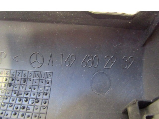 PI?CES ACCOL?ES CONSOLE CENTRALE OEM N. A1696802939 PI?CES DE VOITURE D'OCCASION MERCEDES CLASSE A W169 5P C169 3P RESTYLING (05/2008 - 2012) BENZINA D?PLACEMENT. 15 ANN?E 2009