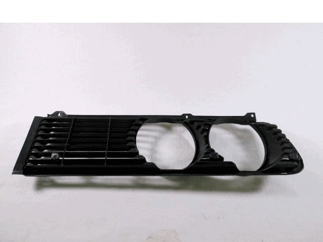 CALANDRE / GRILLE AVANT . OEM N. 51131817570 PI?CES DE VOITURE D'OCCASION BMW SERIE 5 E12 (1972 - 1981)BENZINA D?PLACEMENT. 20 ANN?E 1972