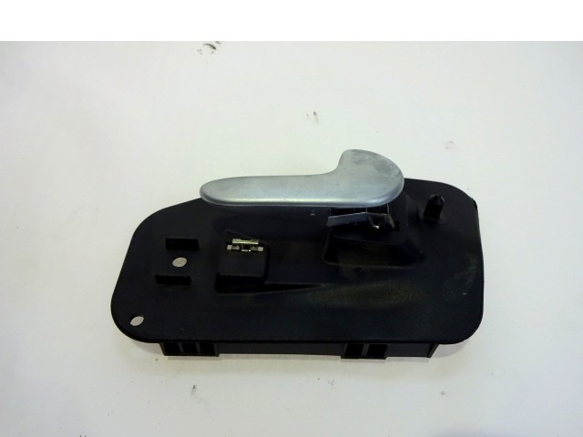 POIGN?E D'OUV. PORTE OEM N. 13110963 PI?CES DE VOITURE D'OCCASION OPEL CORSA C (2004 - 10/2006) DIESEL D?PLACEMENT. 13 ANN?E 2006