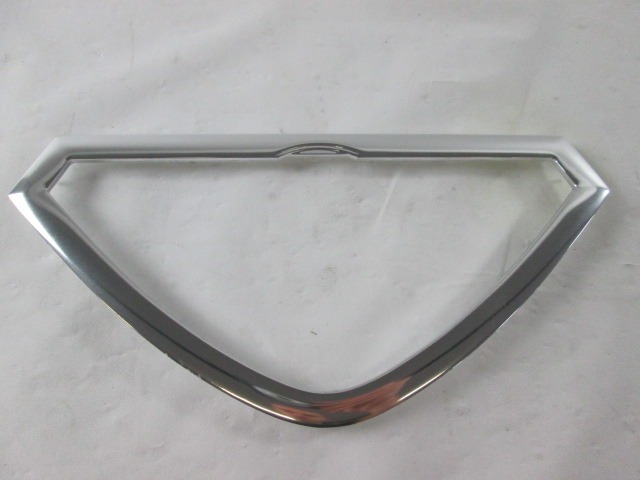 CALANDRE / GRILLE AVANT . OEM N. 60742634 PI?CES DE VOITURE D'OCCASION ALFA ROMEO 90 162 (1984 - 1987)BENZINA D?PLACEMENT. 20 ANN?E 1984