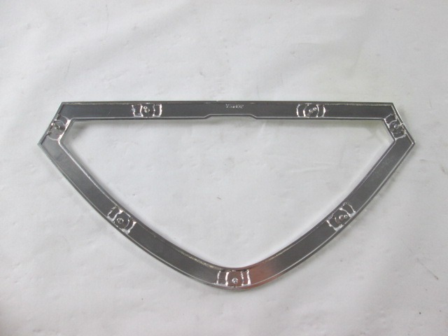 CALANDRE / GRILLE AVANT . OEM N. 60742634 PI?CES DE VOITURE D'OCCASION ALFA ROMEO 90 162 (1984 - 1987)BENZINA D?PLACEMENT. 20 ANN?E 1984