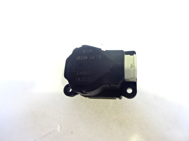 PIECES LEVIER DE REGLAGE DE CLIMATISEUR OEM N. 38236U PI?CES DE VOITURE D'OCCASION PEUGEOT 206 / 206 CC (1998 - 2003) BENZINA D?PLACEMENT. 16 ANN?E 2001