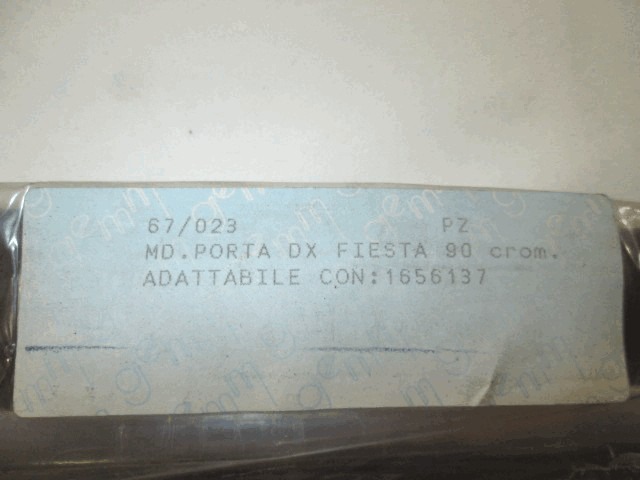 MOULURES LAT?RALES DE CARROSSERIE OEM N. 1656137 PI?CES DE VOITURE D'OCCASION FORD FIESTA (1989 - 1995)BENZINA D?PLACEMENT. 13 ANN?E 1989