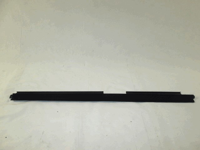 BAGUETTE GLACE LAT?RALE  OEM N. 7711310 PI?CES DE VOITURE D'OCCASION FIAT UNO MK2 (1989 - 1995)BENZINA D?PLACEMENT. 10 ANN?E 1989