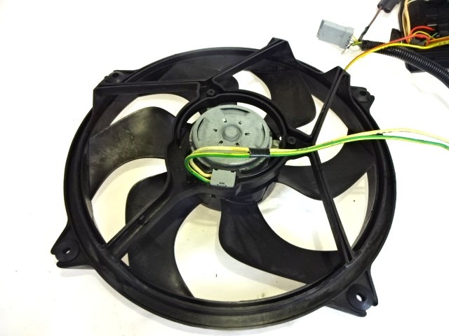 CADRE DE VENTILATEUR AVEC VENTILATEUR OEM N. 1831237016 PI?CES DE VOITURE D'OCCASION PEUGEOT PARTNER/RANCH (1996 - 2008)BENZINA D?PLACEMENT. 14 ANN?E 2005