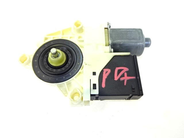 MOTEUR DE VITRE DE PORTE ARRI?RE OEM N. 827300003R PI?CES DE VOITURE D'OCCASION RENAULT MEGANE MK3 BER/SPORTOUR/ESTATE (2009 - 2015)  D?PLACEMENT 1,5 DIESEL ANN?E DE CONSTRUCTION 2010