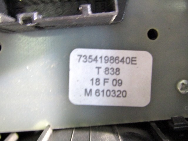 INTERRUPT.FEUX D?TRESSE/VERROUIL.CENTRAL OEM N. 7354198640E PI?CES DE VOITURE D'OCCASION FIAT DOBLO MK1 R (2005 - 2009) BENZINA/METANO D?PLACEMENT. 16 ANN?E 2009