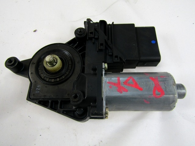 MOTEUR DE VITRE DE PORTE ARRI?RE OEM N. 3B9839752BF 0130821696 F005S00060 PI?CES DE VOITURE D'OCCASION VOLKSWAGEN PASSAT B5 3BG BER/SW (11/2000 - 2005) DIESEL D?PLACEMENT. 19 ANN?E 2002