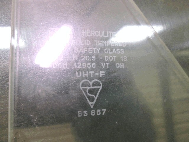 VITRE FIXE C?T? GAUCHE OEM N. 82395477 PI?CES DE VOITURE D'OCCASION LANCIA DELTA 831 MK1 (1979 - 1994)BENZINA D?PLACEMENT. 13 ANN?E 1979