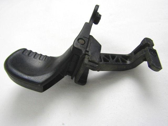 POIGNEE DE PORTE AVANT DROITE OEM N. 7700822425 PI?CES DE VOITURE D'OCCASION RENAULT TWINGO (1993 - 1997) BENZINA D?PLACEMENT. 12 ANN?E 1997