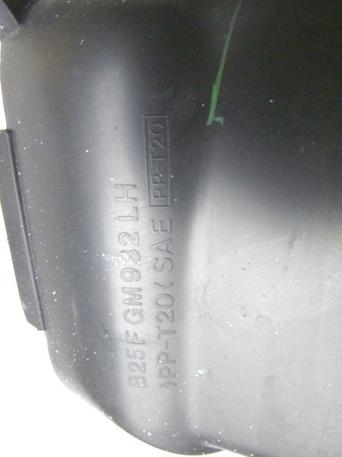 BUSES DE VENTILATION CENTRALES OEM N. B25FGM932 PI?CES DE VOITURE D'OCCASION MAZDA 323F (1998 - 2002) BENZINA D?PLACEMENT. 15 ANN?E 2000