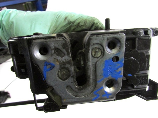 SERRURE CENTRALE PORTE ARRI?RE GAUCHE OEM N. 8200300128 PI?CES DE VOITURE D'OCCASION RENAULT CLIO (05/2009 - 2013) DIESEL D?PLACEMENT. 15 ANN?E 2011