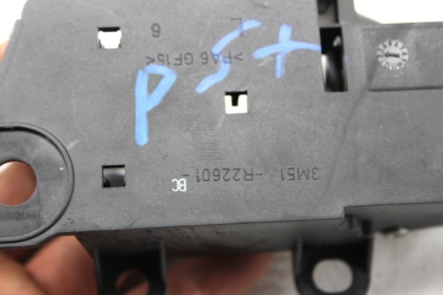 POIGN?E D'OUV. PORTE OEM N. 3M51-R22601-BC PI?CES DE VOITURE D'OCCASION FORD FOCUS BER/SW (2005 - 2008) DIESEL D?PLACEMENT. 18 ANN?E 2006