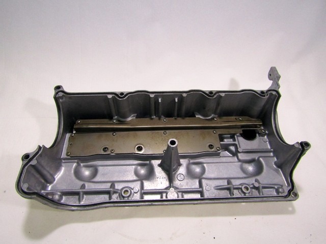 COUVRE CULASSE OEM N. RF2A-10-220C PI?CES DE VOITURE D'OCCASION MAZDA PREMACY (1999 - 2005)DIESEL D?PLACEMENT. 20 ANN?E 2003