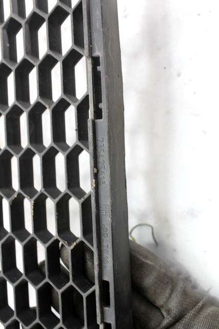 CALANDRE / GRILLE AVANT . OEM N. 735425618 PI?CES DE VOITURE D'OCCASION FIAT 500 CINQUECENTO (2007 - 2015) BENZINA D?PLACEMENT. 9 ANN?E 2010