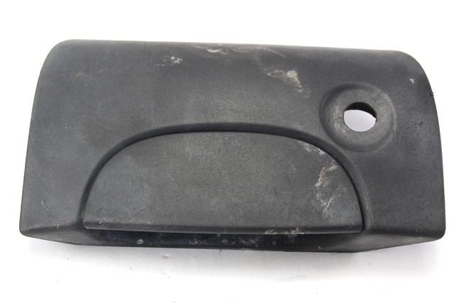 TOUCHE OUVERTURE MALLE ARRI?RE OEM N. 7700303588 PI?CES DE VOITURE D'OCCASION RENAULT KANGOO (1998 - 2003) DIESEL D?PLACEMENT. 19 ANN?E 2001