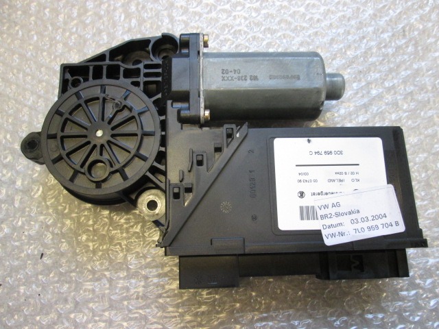 MOTEUR DE VITRE DE PORTE ARRI?RE OEM N. 7L0959704B PI?CES DE VOITURE D'OCCASION PORSCHE CAYENNE (2003 -2008) BENZINA D?PLACEMENT. 45 ANN?E 2004