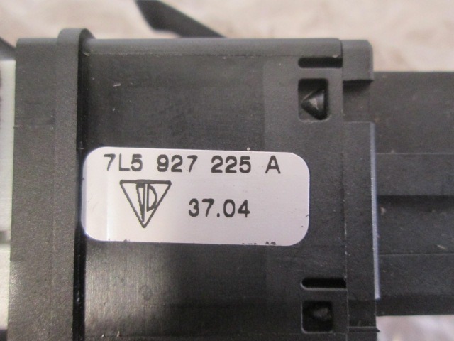 INTERRUPTEURS DIVERS OEM N. 7L5927225A PI?CES DE VOITURE D'OCCASION PORSCHE CAYENNE (2003 -2008) BENZINA D?PLACEMENT. 45 ANN?E 2004