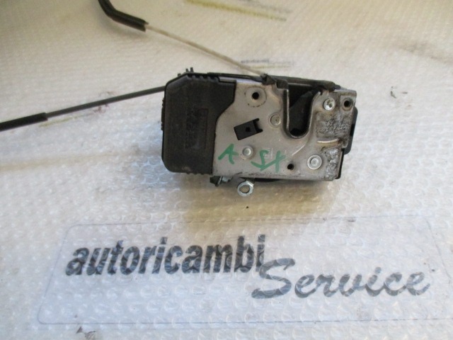 VERROUILLAGE CENTRAL DE LA PORTE AVANT GAUCHE OEM N. 90561147 PI?CES DE VOITURE D'OCCASION OPEL ZAFIRA A (1999 - 2004) DIESEL D?PLACEMENT. 20 ANN?E 2001