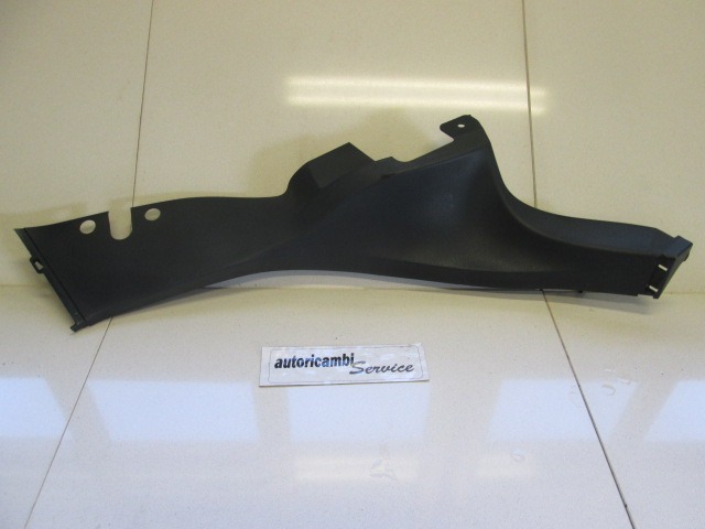 REV?TEMENT A- / B- / C-MONTANT OEM N. 8A61-A31016-BCW PI?CES DE VOITURE D'OCCASION FORD FIESTA (09/2008 - 11/2012) DIESEL D?PLACEMENT. 14 ANN?E 2010