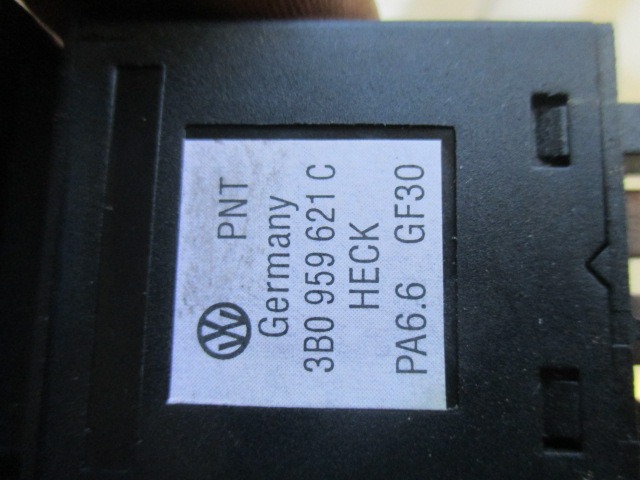 INTERRUPTEURS DIVERS OEM N. 3B0959621C PI?CES DE VOITURE D'OCCASION VOLKSWAGEN PASSAT B5 3BG BER/SW (11/2000 - 2005) DIESEL D?PLACEMENT. 19 ANN?E 2001