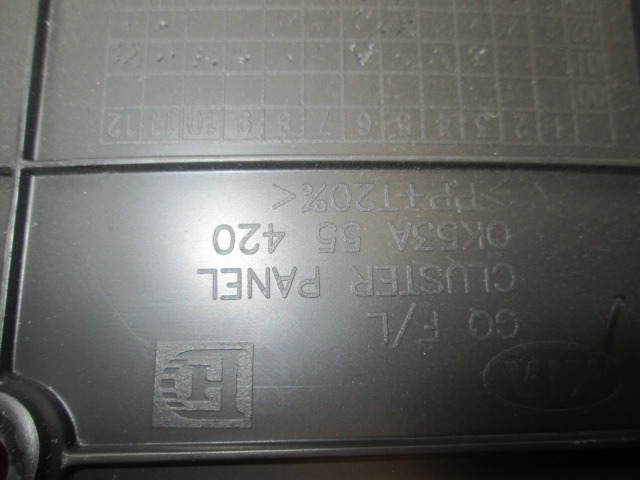 CONSOLE CENTRALE OEM N. 0K53A55420 PI?CES DE VOITURE D'OCCASION KIA CARNIVAL MK1 (1998 - 2006)DIESEL D?PLACEMENT. 29 ANN?E 2003