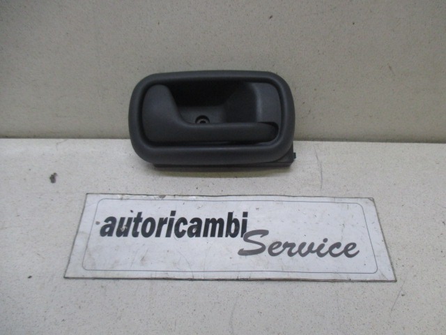 POIGN?E D'OUV. PORTE OEM N. 182583960 PI?CES DE VOITURE D'OCCASION FIAT PUNTO 176 MK1 (1993 - 08/1999) BENZINA D?PLACEMENT. 12 ANN?E 1997