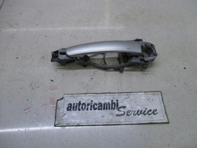 POIGNEE DE PORTE AVANT GAUCHE OEM N. 3B0837205 PI?CES DE VOITURE D'OCCASION VOLKSWAGEN GOLF MK5 BER/SW (02/2004-11/2008) DIESEL D?PLACEMENT. 20 ANN?E 2004